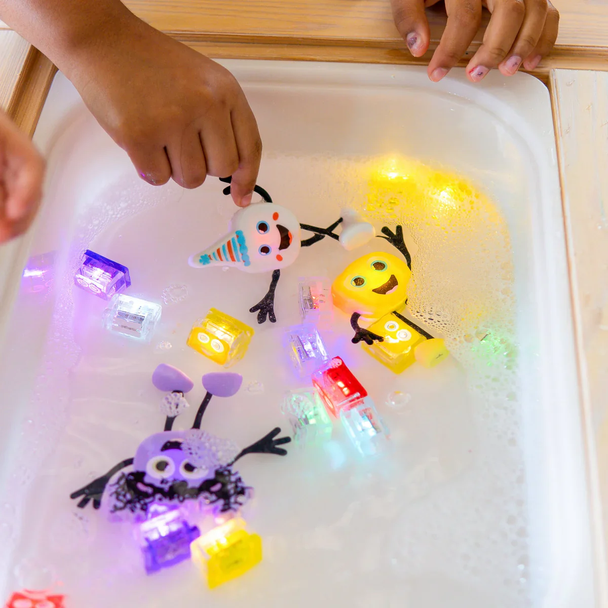 Glo Pals - Badspeeltje Met Licht Light Up | Party White - Image 2