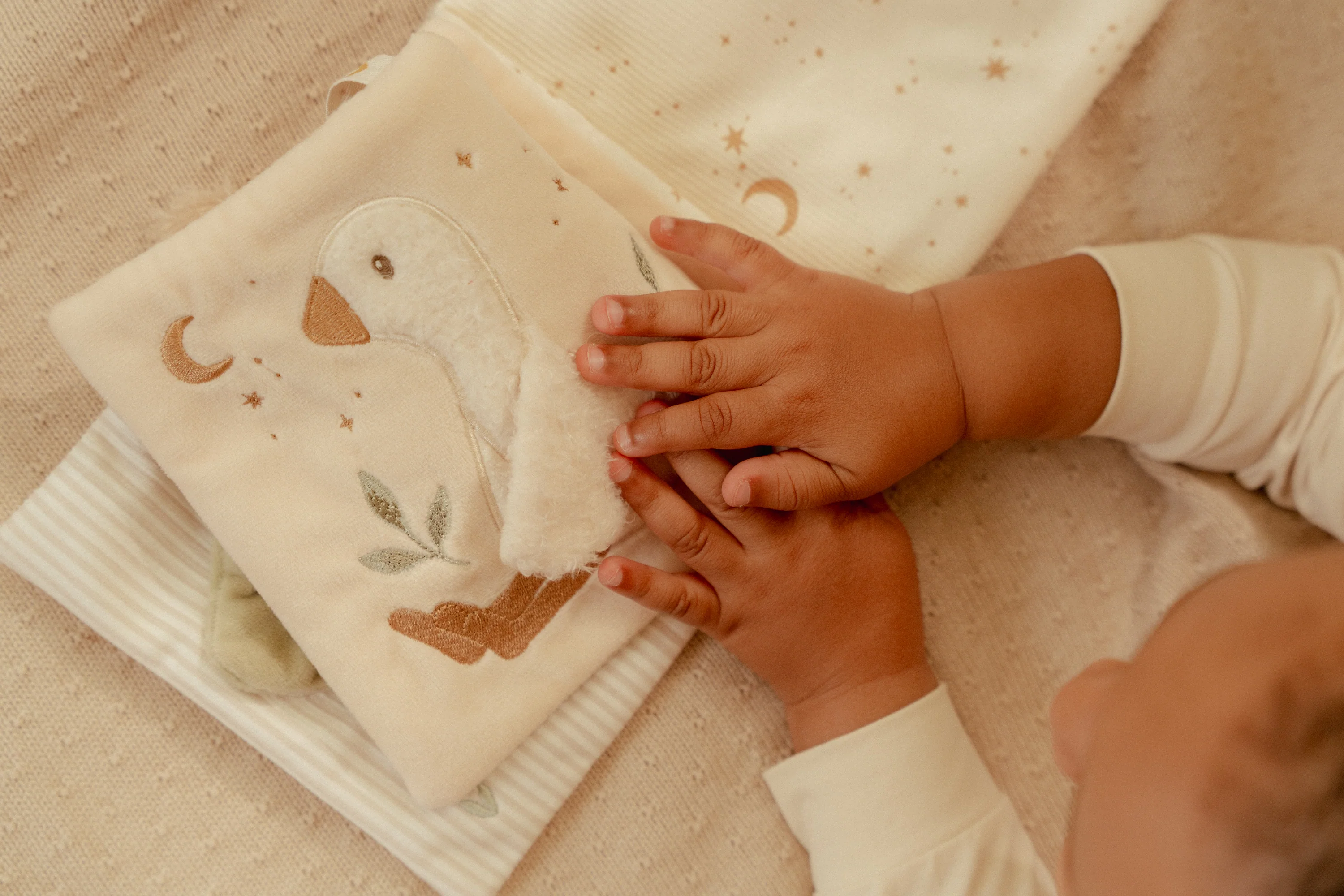 Little Dutch - Activiteitenboekje Newborn Naturals | Zacht Speelboek - Image 8