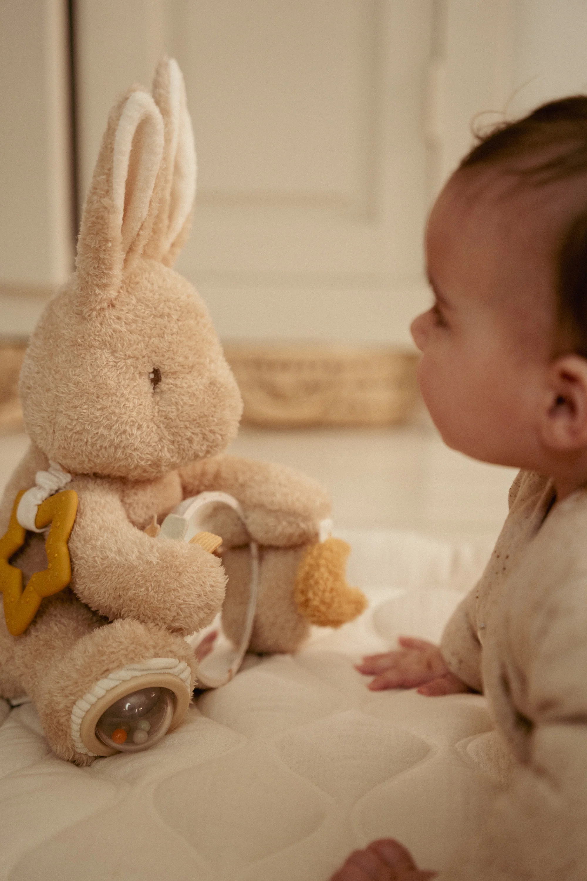 Little Dutch - Activiteitenknuffel Baby Bunny | Speel & Ontdek - Image 7