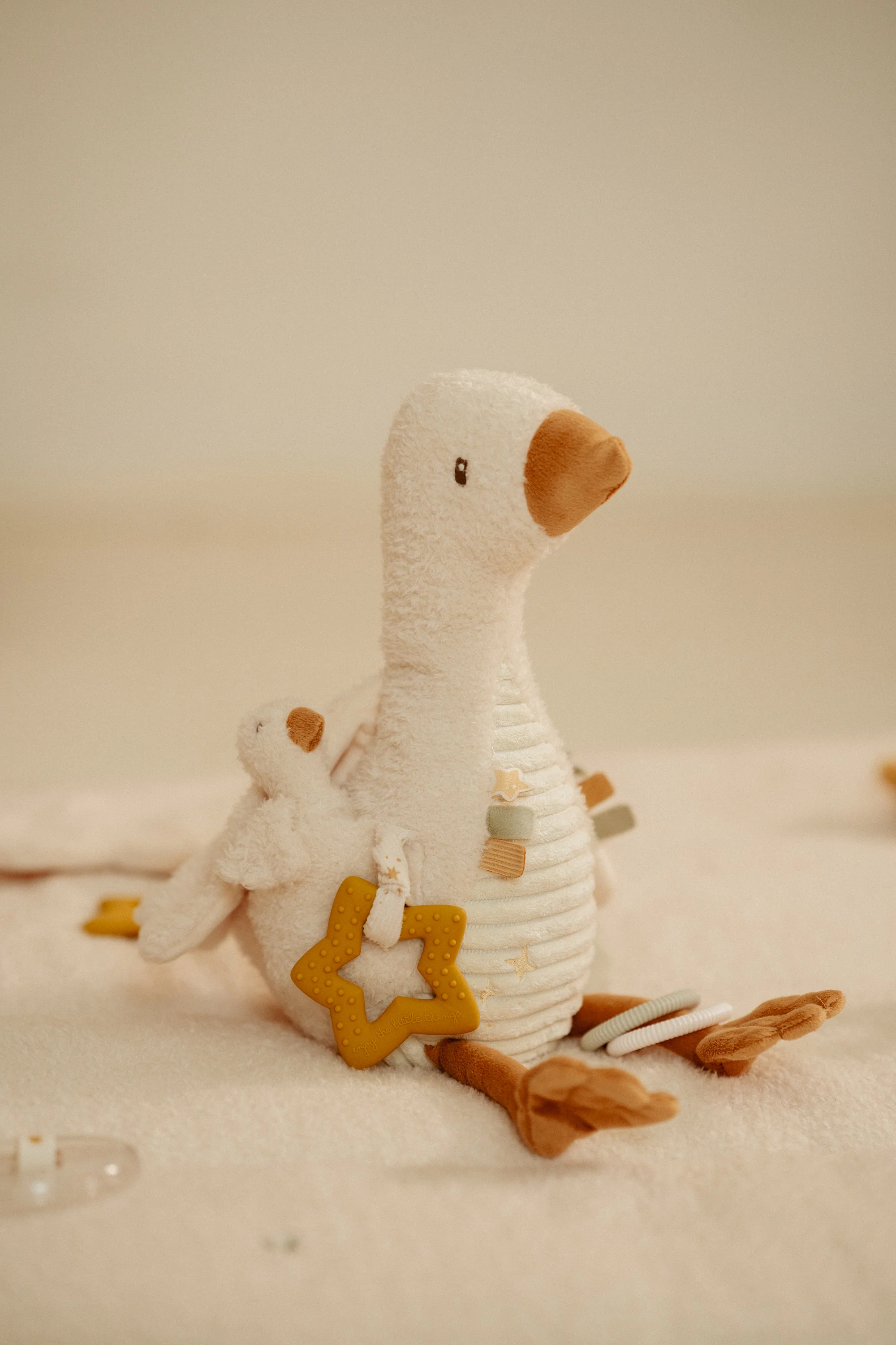 Little Dutch - Activiteitenknuffel Little Goose | Ontdek & Knuffel - Image 7