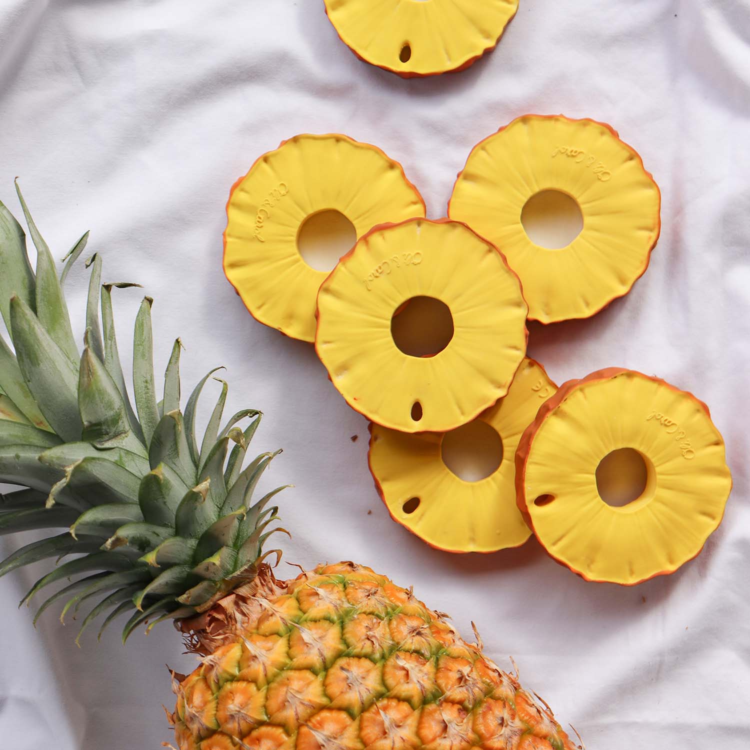 Oli & Carol - Bijtspeeltje & Badspeeltje Ananas | Natuurlijk Rubber - Image 4