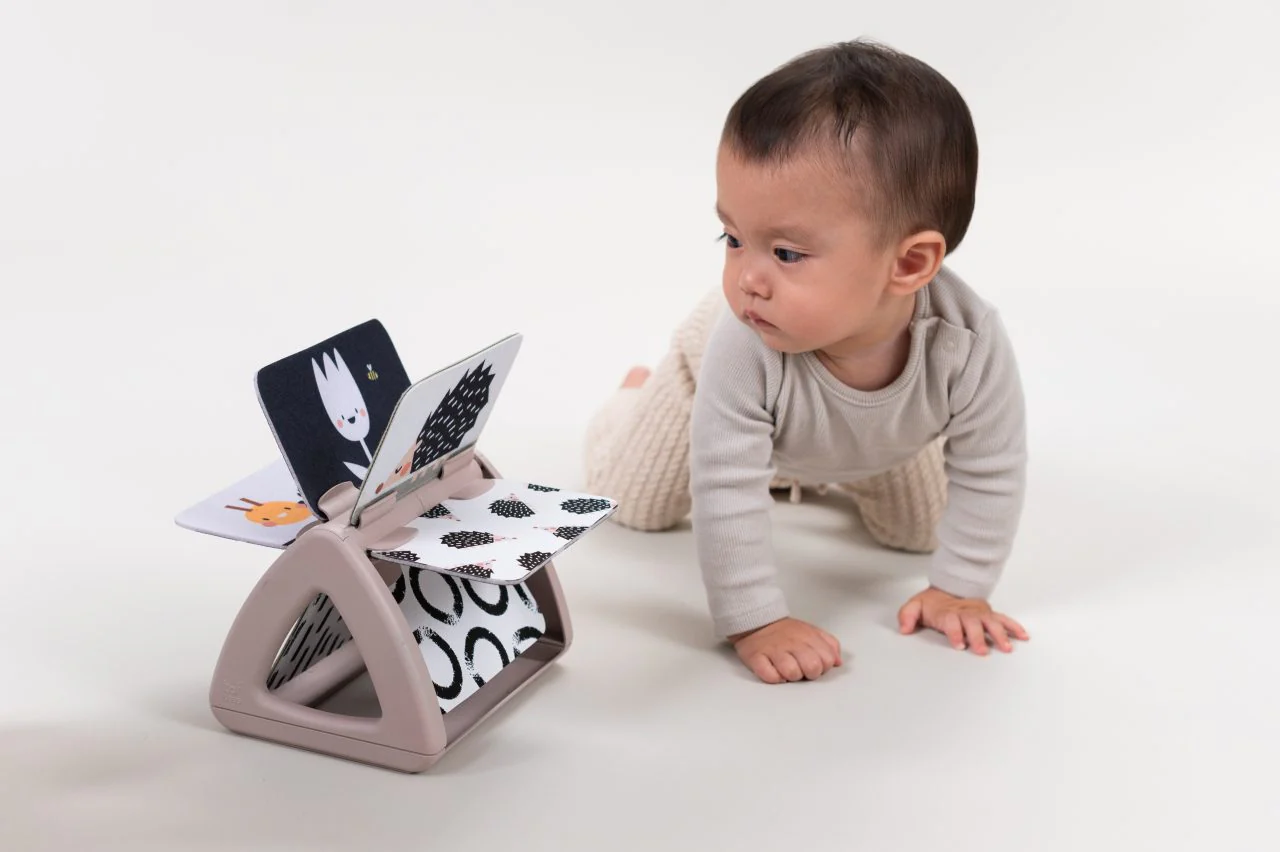 Taf Toys - Draaiend Activiteitenboekje Black/White | Baby 0m+ - Image 4